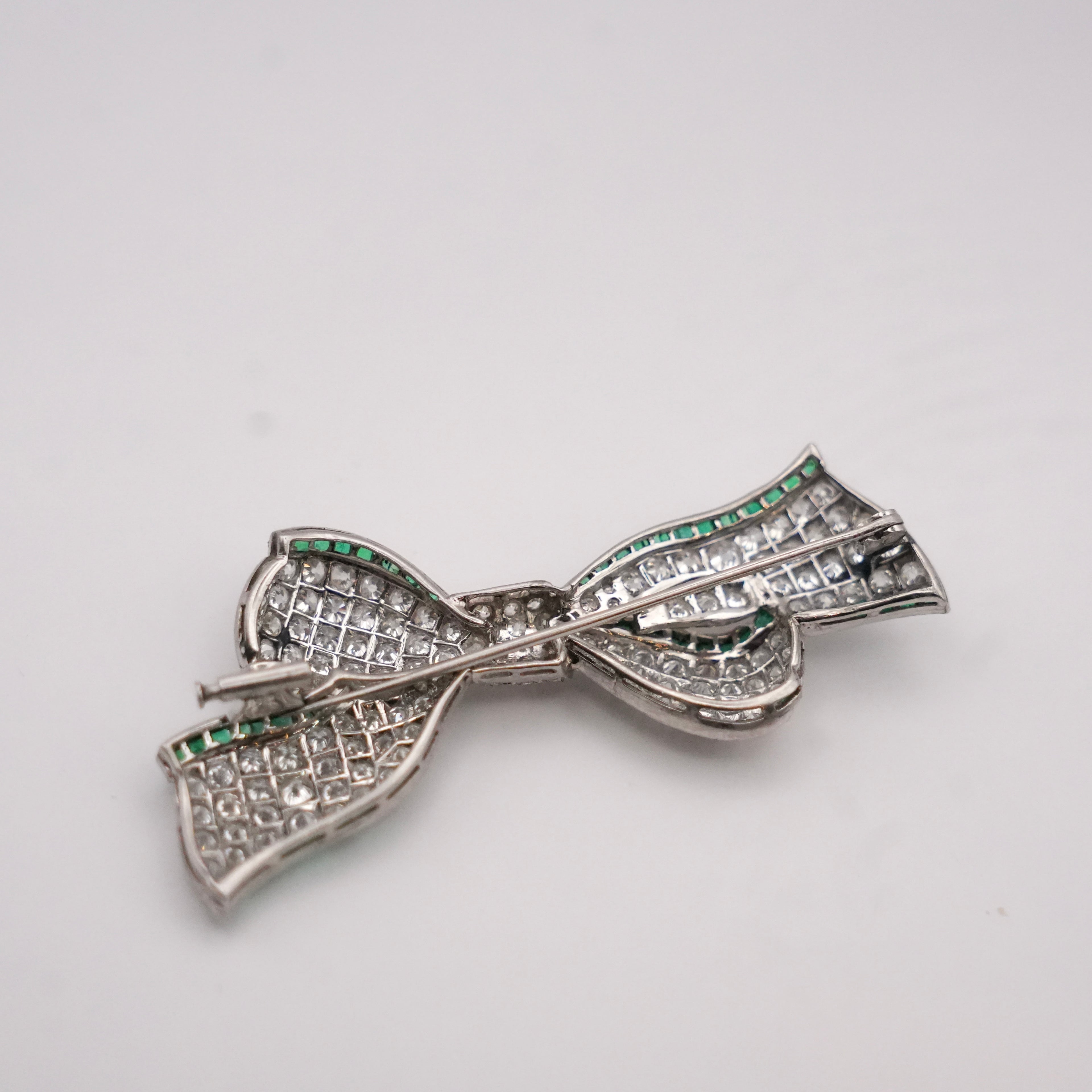 Art Deco Colombian Emerald & Diamond Bow Brooch in Platinum, Circa 1920s